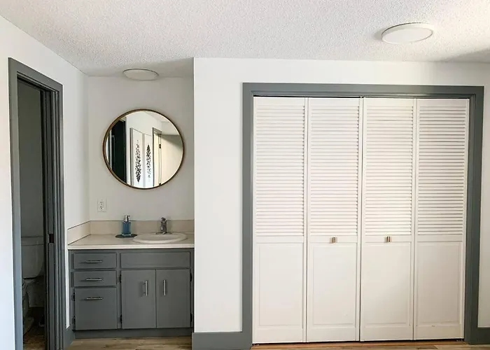 Riverwalk Retreat: Spacious, Hot Tub, Near Autzen