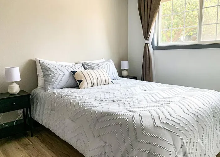 Riverwalk Retreat: Spacious, Hot Tub, Near Autzen