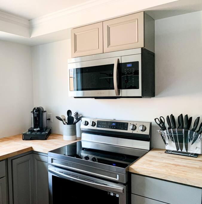 Apartment Riverwalk Retreat: Spacious, Hot Tub, Near Autzen Springfield