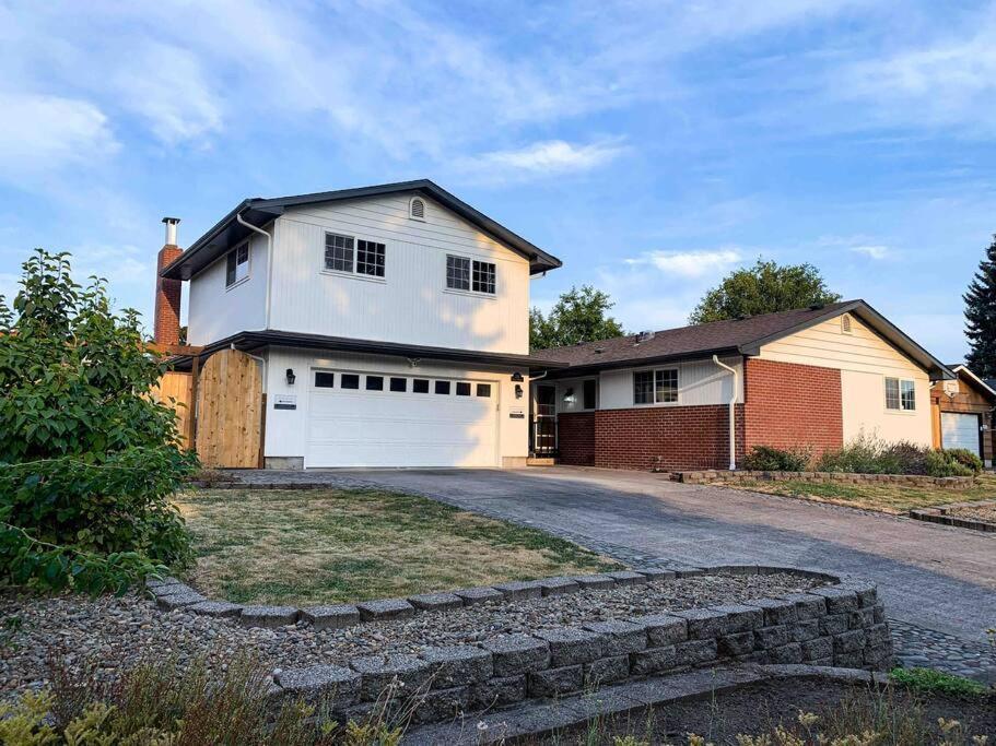 Apartment Riverwalk Retreat: Spacious, Hot Tub, Near Autzen *