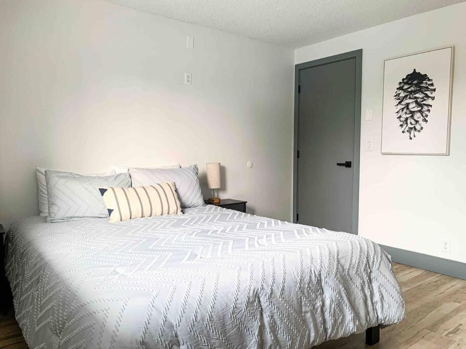 Riverwalk Retreat: Spacious, Hot Tub, Near Autzen Apartment
