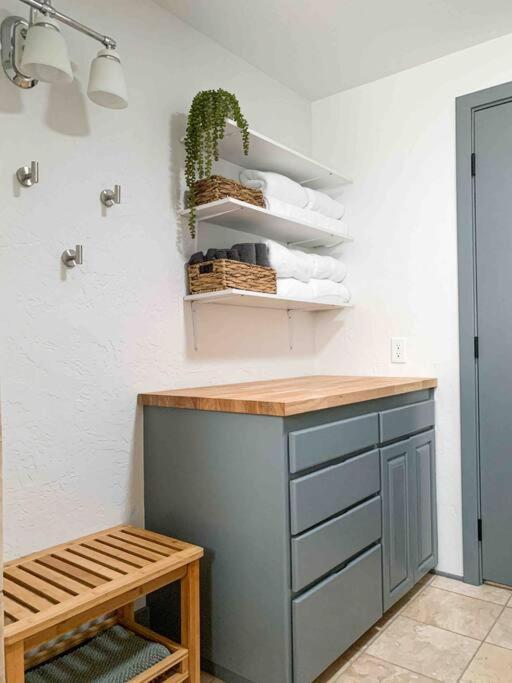 Riverwalk Retreat: Spacious, Hot Tub, Near Autzen Apartment *