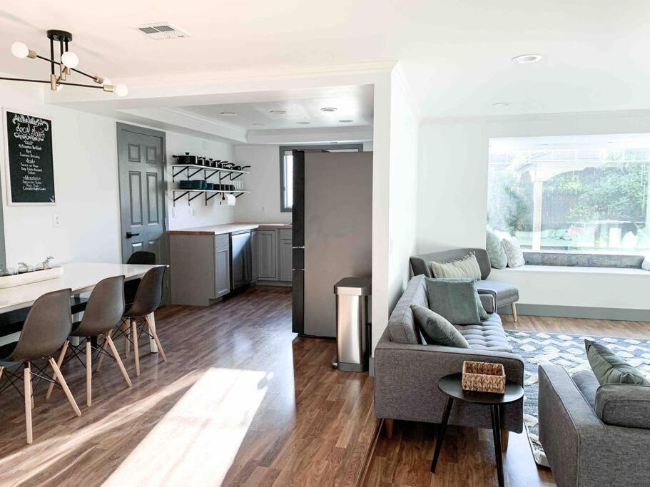 Apartment Riverwalk Retreat: Spacious, Hot Tub, Near Autzen