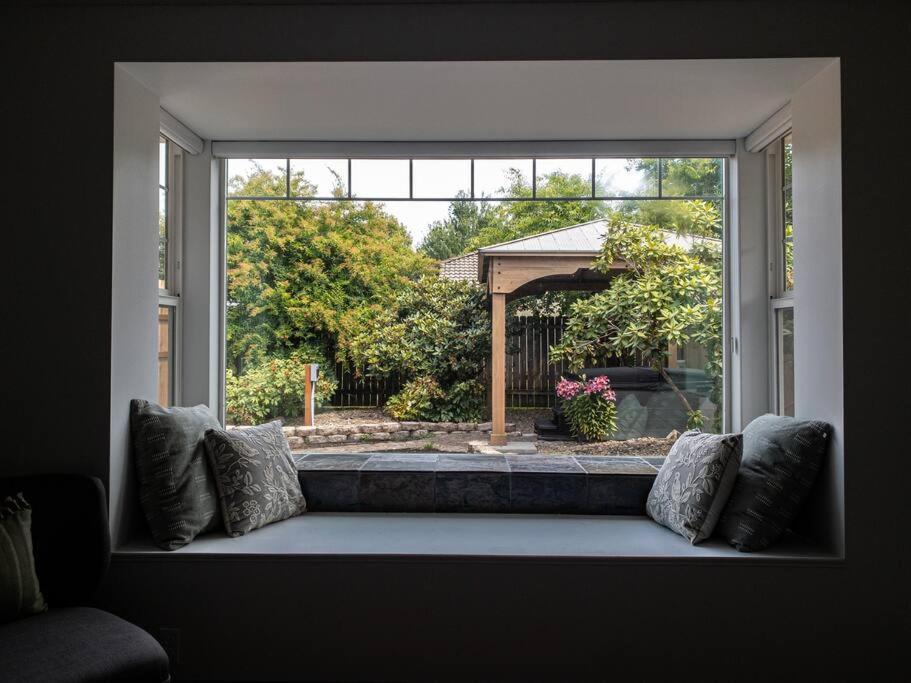 Riverwalk Retreat: Spacious, Hot Tub, Near Autzen