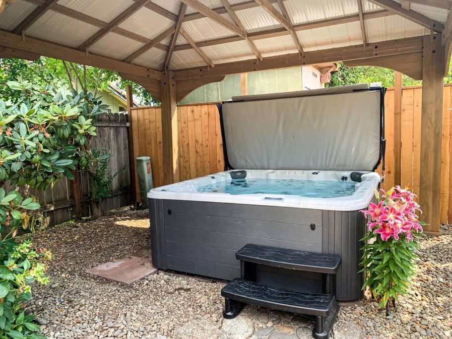 Riverwalk Retreat: Spacious, Hot Tub, Near Autzen *