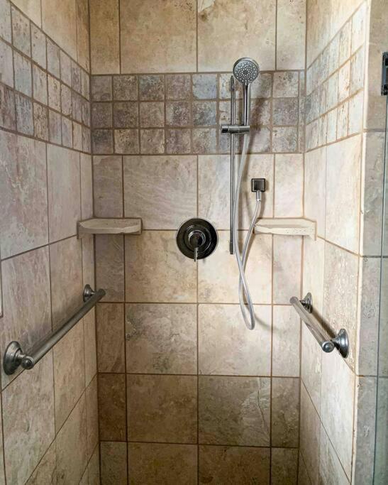 Riverwalk Retreat: Spacious, Hot Tub, Near Autzen Apartment *
