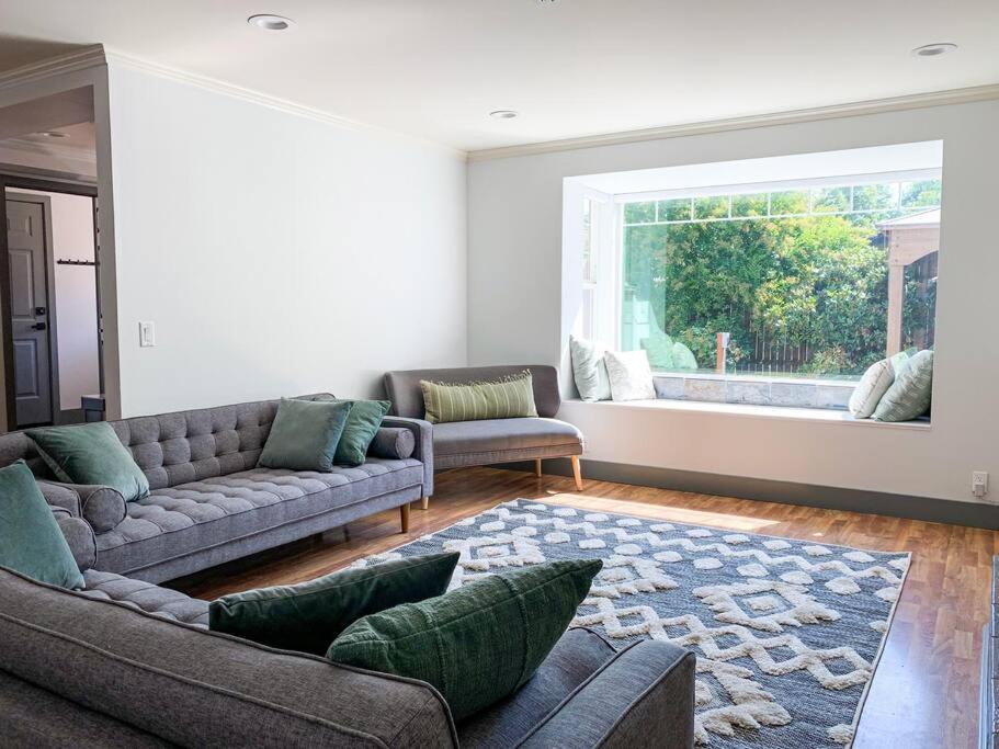 Riverwalk Retreat: Spacious, Hot Tub, Near Autzen