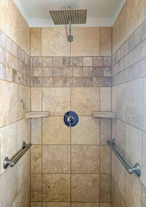 Riverwalk Retreat: Spacious, Hot Tub, Near Autzen *