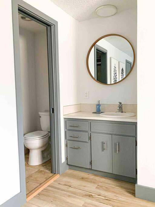 Riverwalk Retreat: Spacious, Hot Tub, Near Autzen *