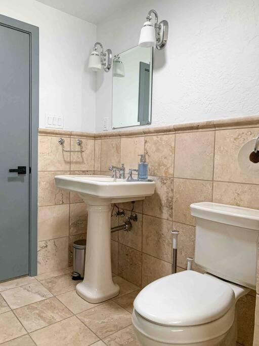 Riverwalk Retreat: Spacious, Hot Tub, Near Autzen